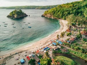 Crystal Bay beach at Nusa Penida island. Indonesia