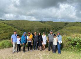 Bukit Teletubbies Hills Nusa Penida Bali : Perbukitan hijau yang menyerupai latar acara TV terkenal "Teletubbies".