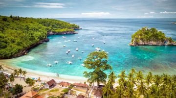 Pantai Crystal Bay Beach Nusa Penida Bali bersama Guide Nusa Penida Tour Bali